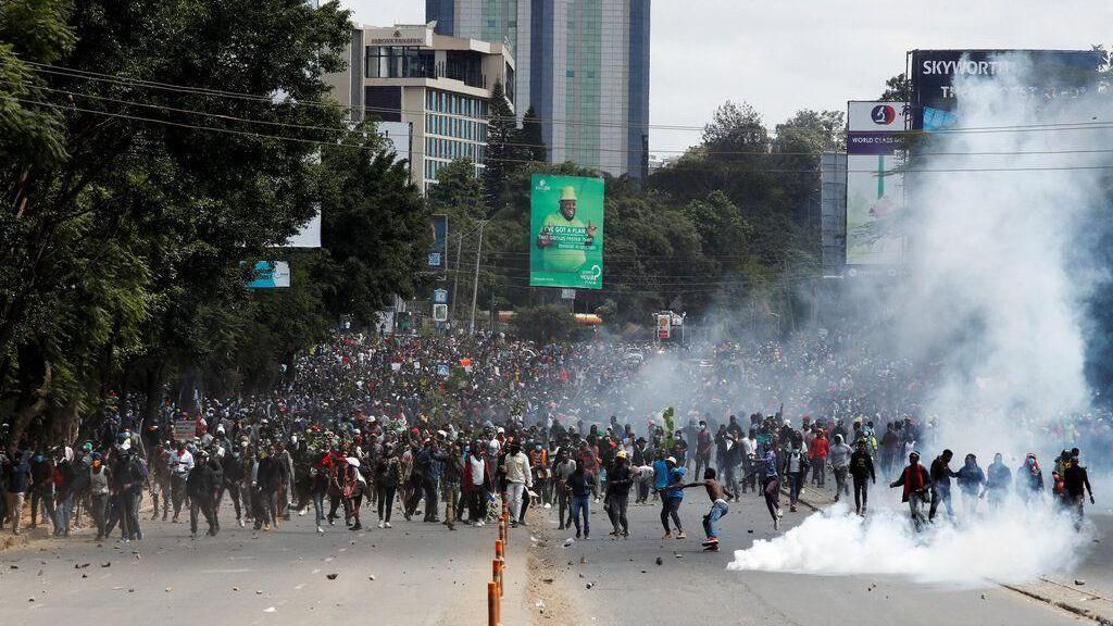 Police use teargas to scatter protesters in Kenya