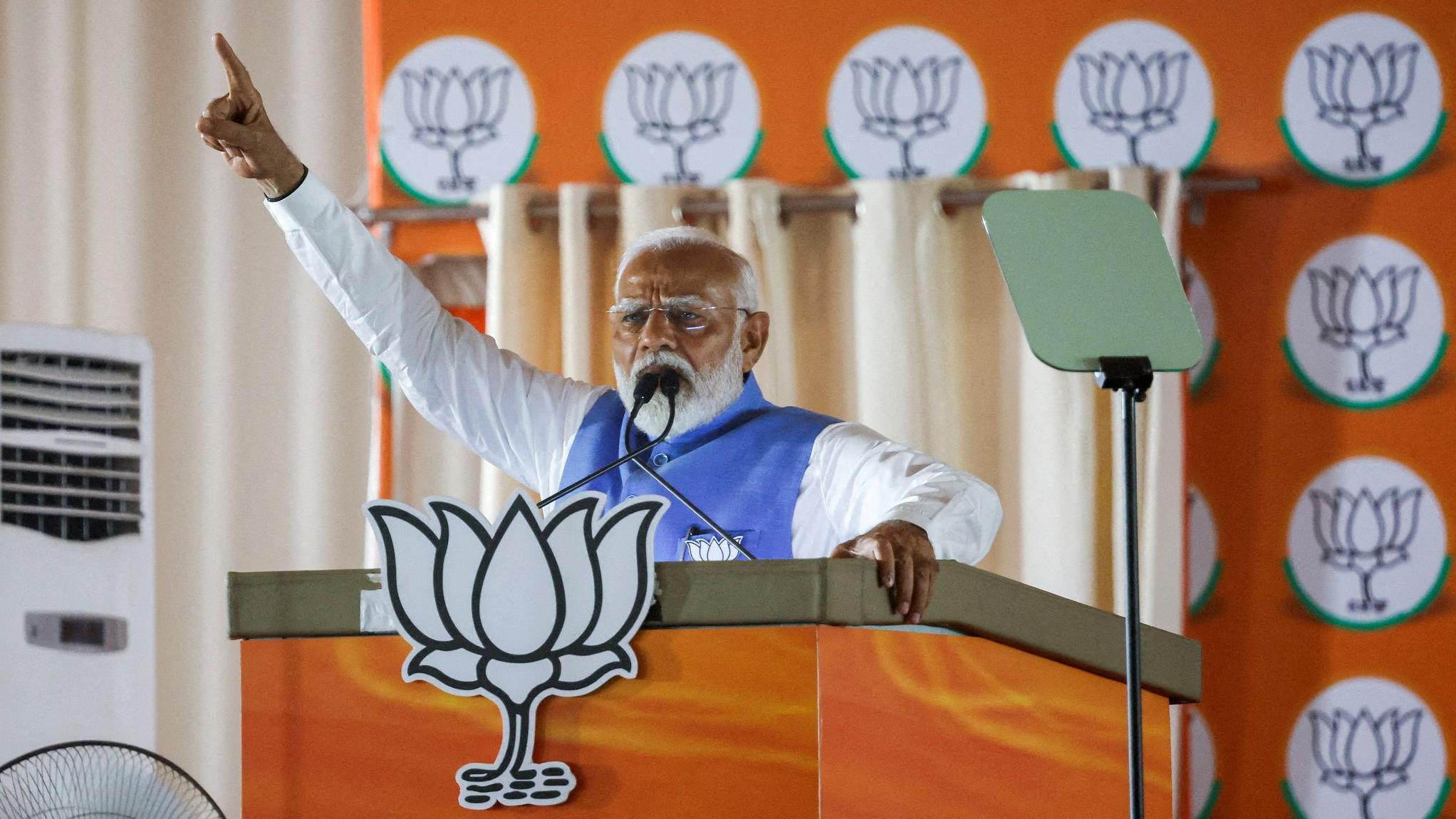 Modi raise one hand while e dey tok for one election campaign rally, for New Delhi, India