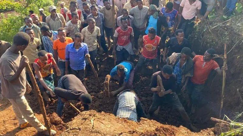 Rescuers use shovels, hoes to dig through mud wit hope say dem go find survivors