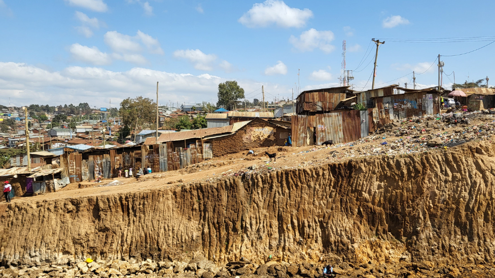 How Kibera di largest slum for Nairobi look like