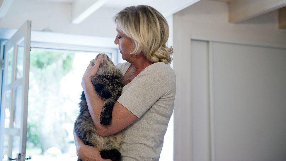 Marine Le Pen dey pet one of her cats 