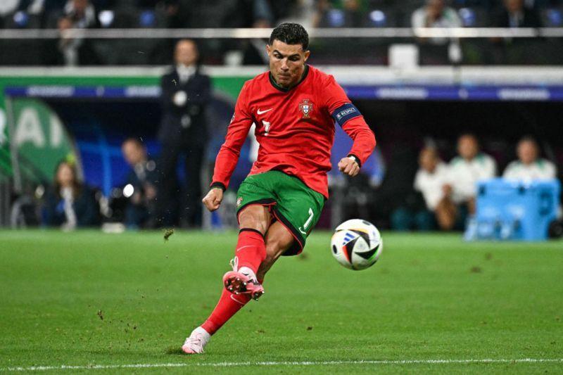 Cristiano Ronaldo with di ball