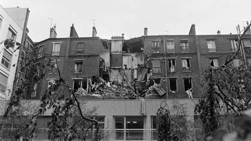 Damage wey bomb attack do di Le Pens family flat for Paris for 1976