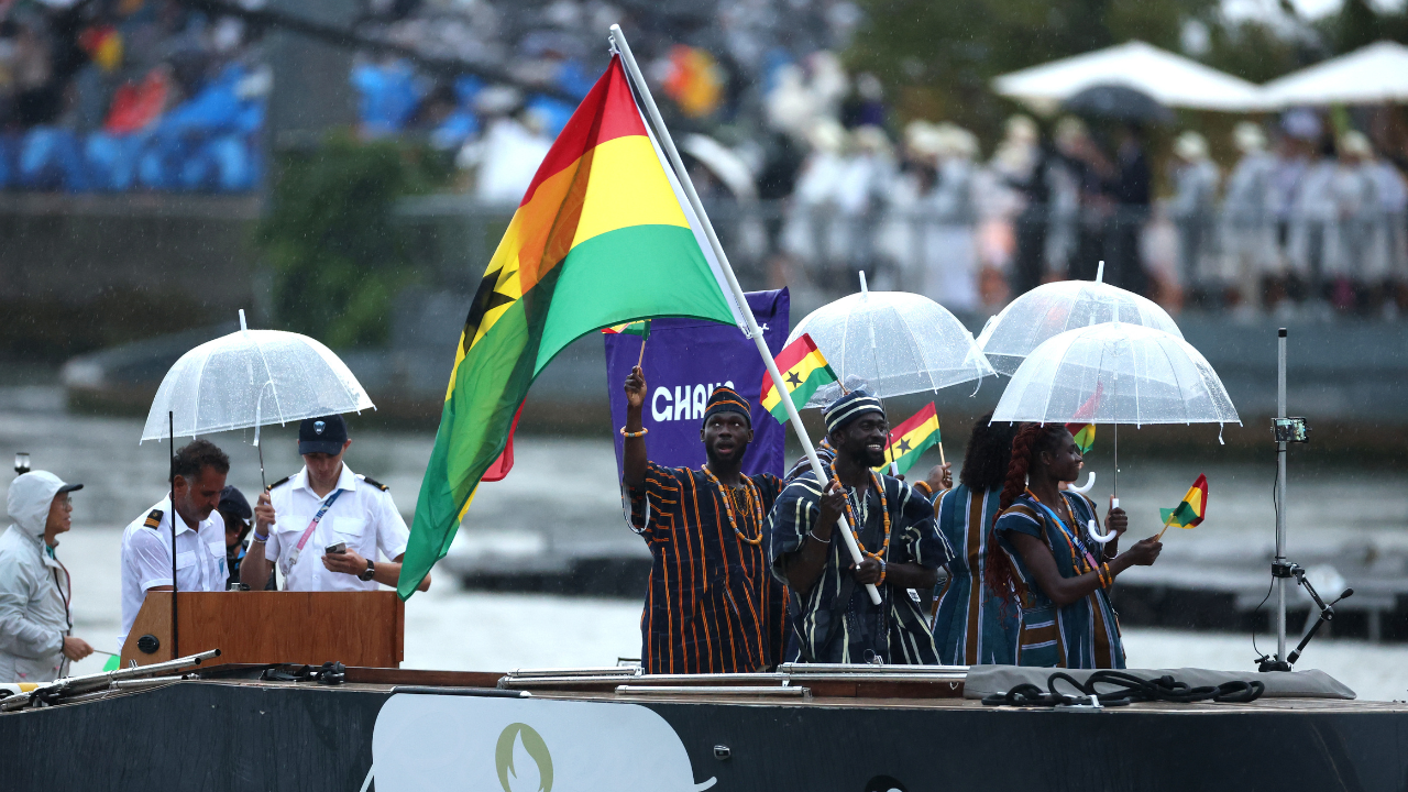 Ghanaian athletes on the sail through river seine