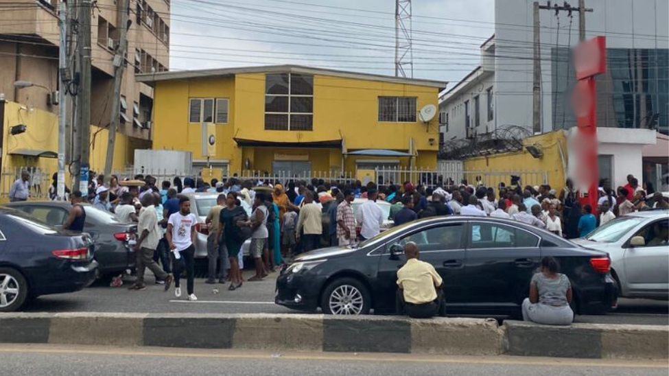 Nigerians stand for sun to demand make telecom service unbar dia lines