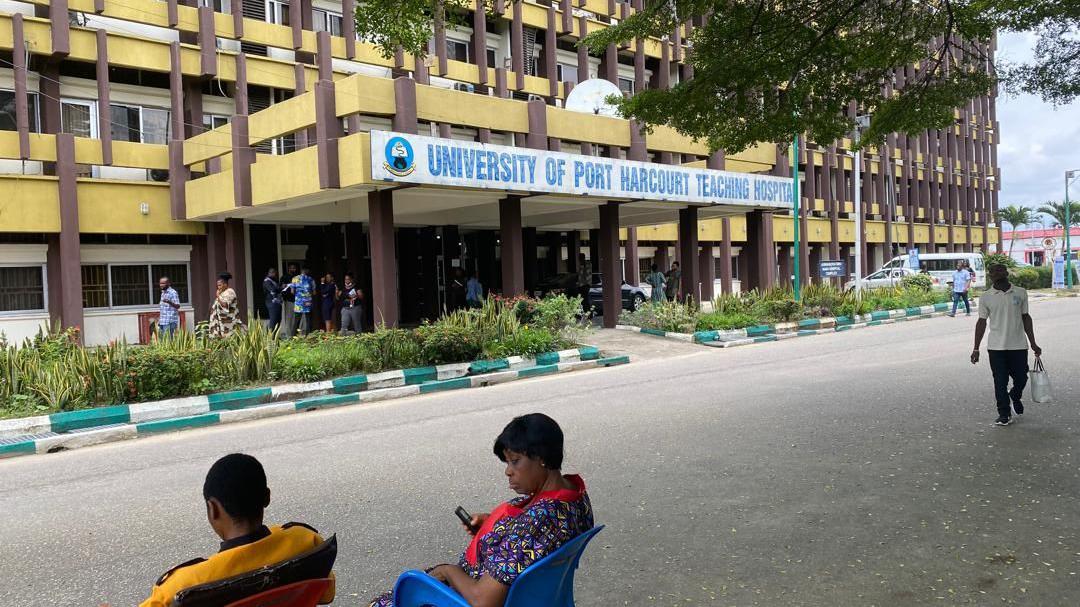 Patients dey loiter for di University of Port Harcourt Teaching Hospital but dem no fit see doctor