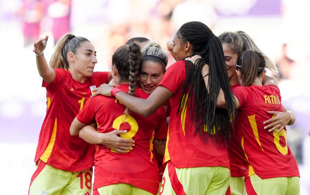 Spain women dey celebrate Olympic game win