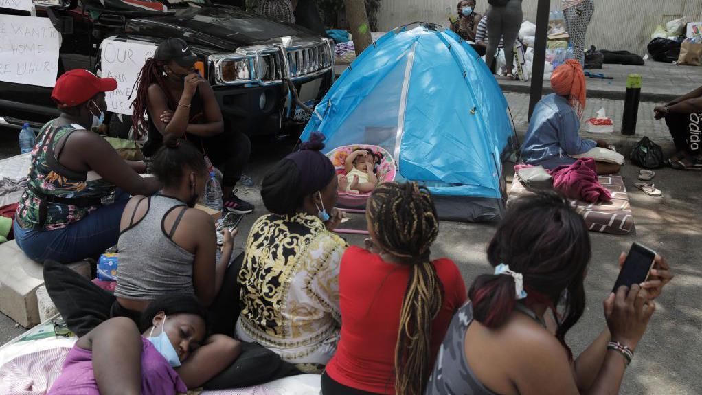 Migrant workers from Kenya block di street during the sit-in demanding their repatriation outside the Kenyan consulate on August 13, 2020 in Beirut, Lebanon