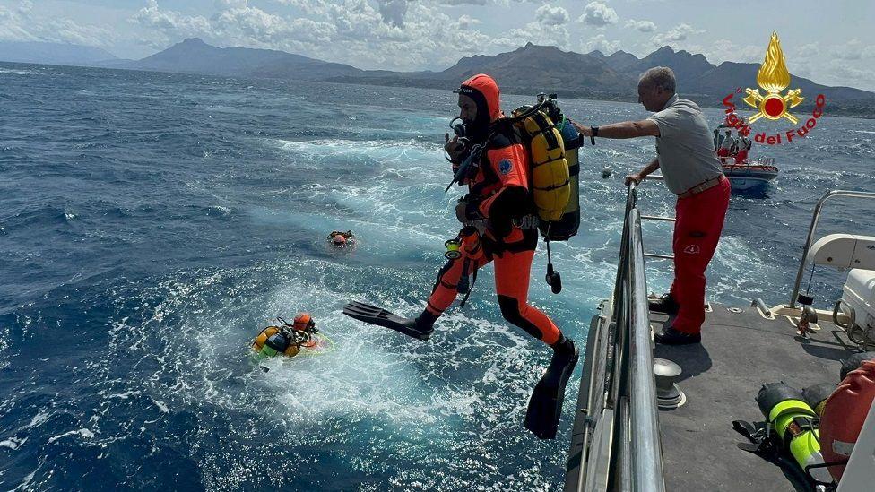 Divers dey search off di coast of Porticello