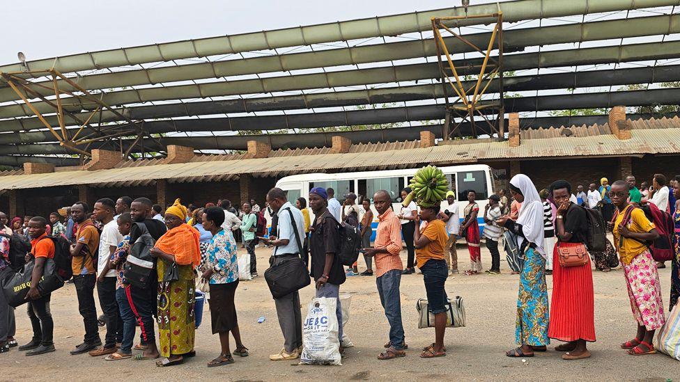 Pipo queue up for di bus