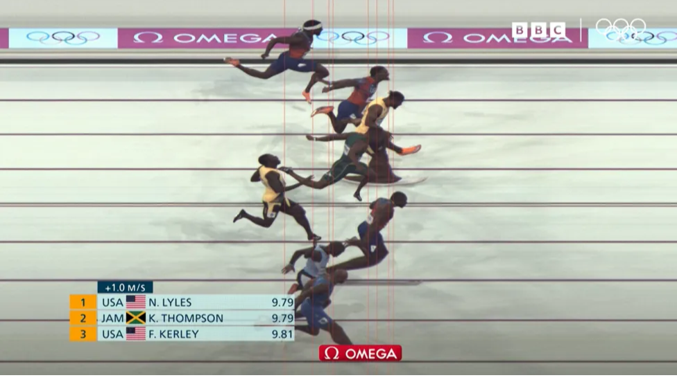 Di photo finish of di men 100m final - di red lines show say Lyles na di first to break di finish line with im chest