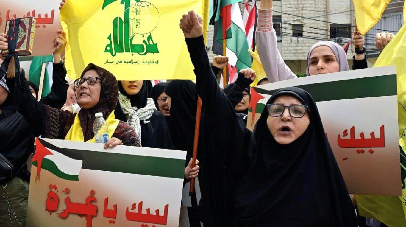 Women carry placards dey protest