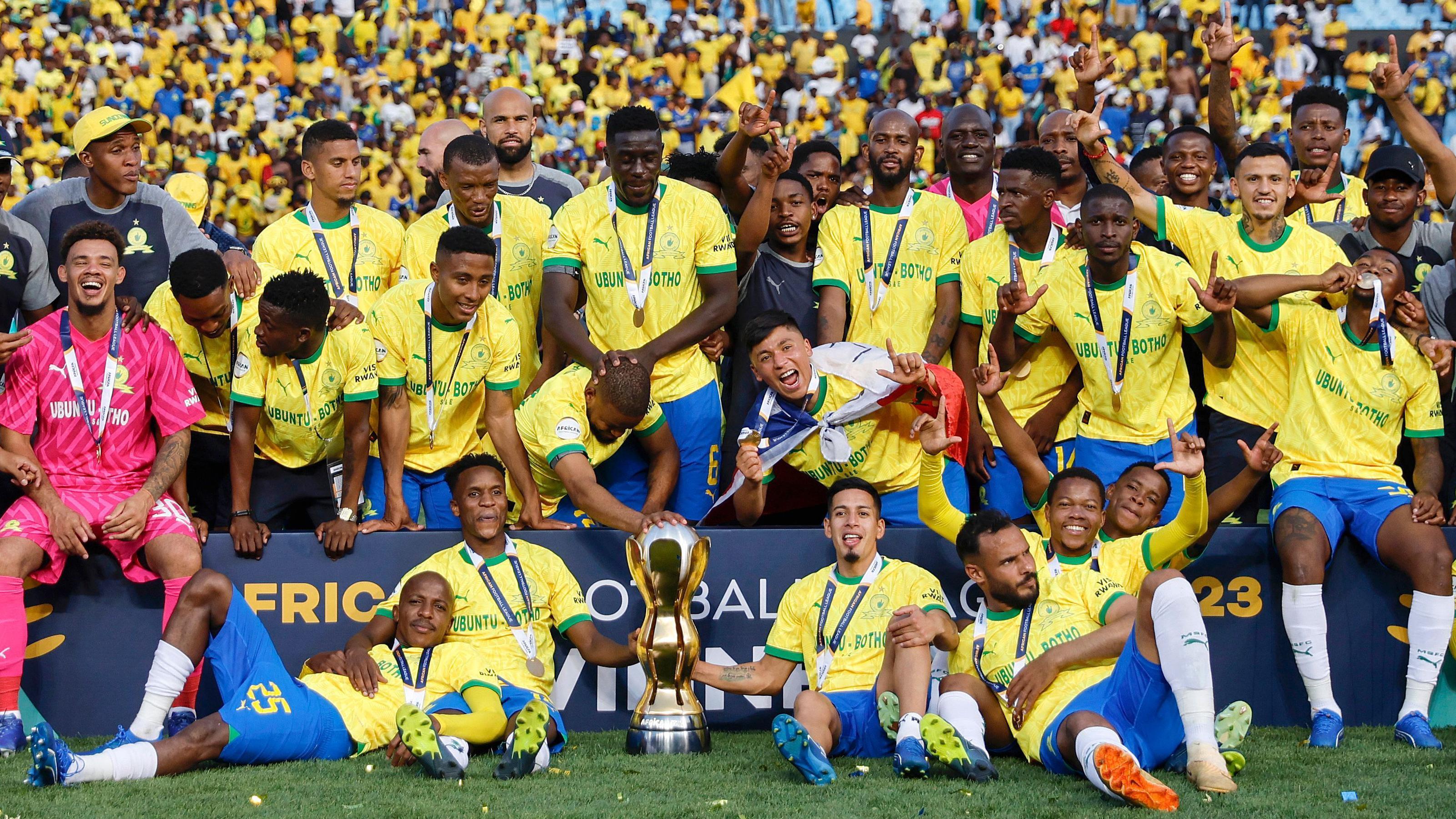 Mamelodi Sundowns players celebrate winning di African Football League trophy.