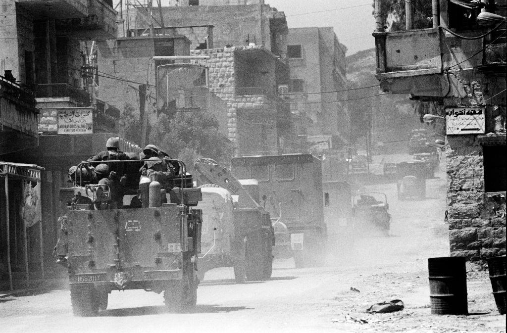 Israeli soldiers inside armoured vehicles during Operation Peace for di Galilee in di Bekaa Valley, Lebanon, in June 1982