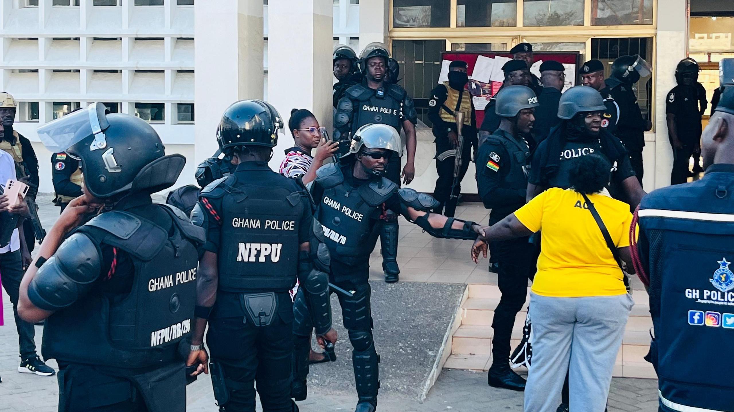 Photo of heavy police deployment in front of di court ushering in and ushering out di detainees