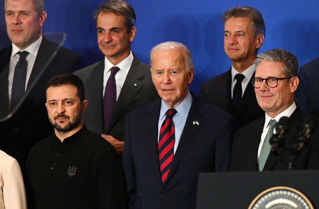 US President Joe Biden (C), standing next to Ukrainian President Volodymyr Zelensky (L) and British Prime Minister Keir Starmer (R), gada for group foto during event wit world leaders launching Joint Declaration of Support for Ukrainian Recovery and Reconstruction on di sidelines of the 79th Session of di United Nations General Assembly in New York on September 25, 2024