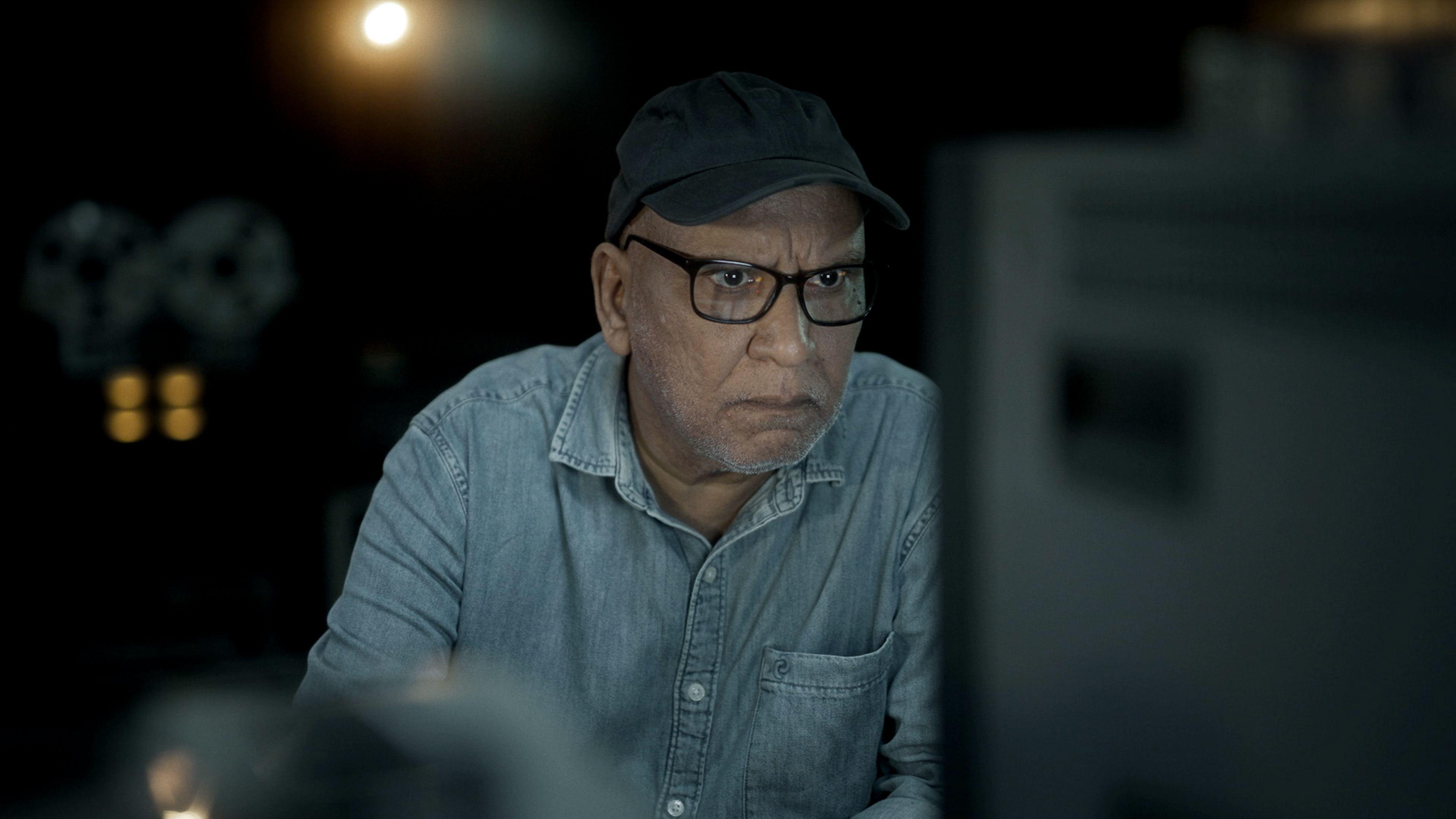 Veteran journalist Amitabh Parashardey watch one monitor wey dey play back di interviews e do wit Indian midwives for di1990s. 