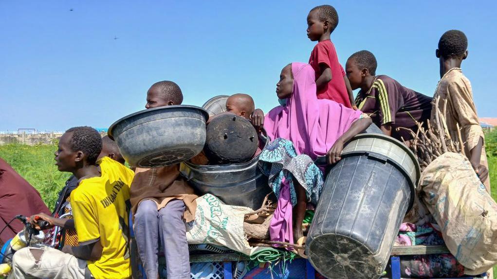 Residents dey carry dia belongings on a motorcycle for Maiduguri becos of flood water