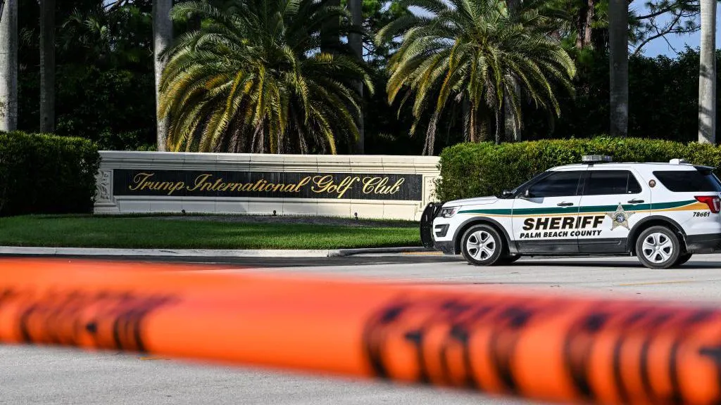 Sheriff car blocks di street outside di Trump International Golf Club in West Palm Beach, Florida, on September 15, 2024 following shooting incident at former US president Donald Trump golf course.