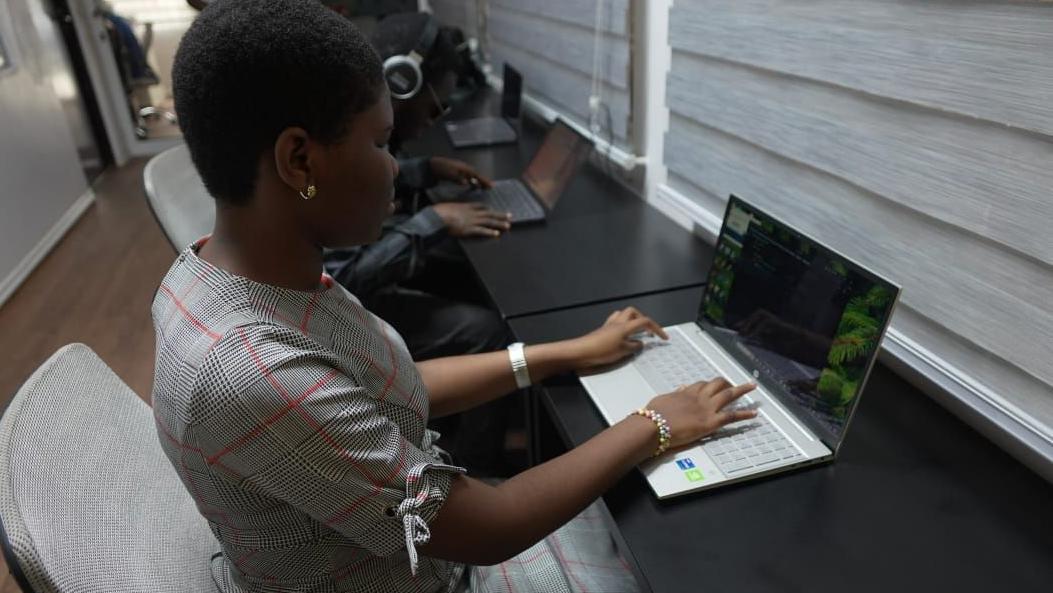 Foto of female blind coder, Fiyinoluwa Banjo