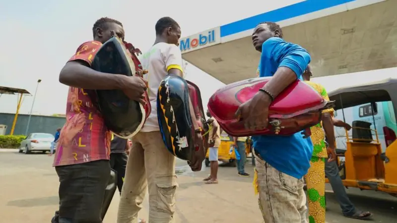 Nigerians dey struggle to buy fuel