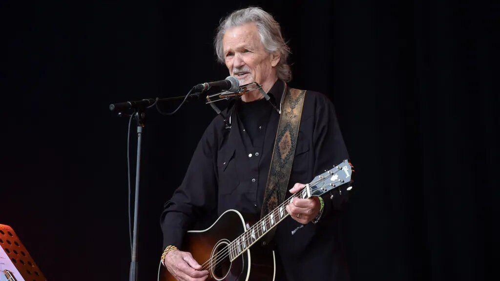 Kris Kristofferson bin dey perform for di Pyramid stage for Glastonbury for 2017