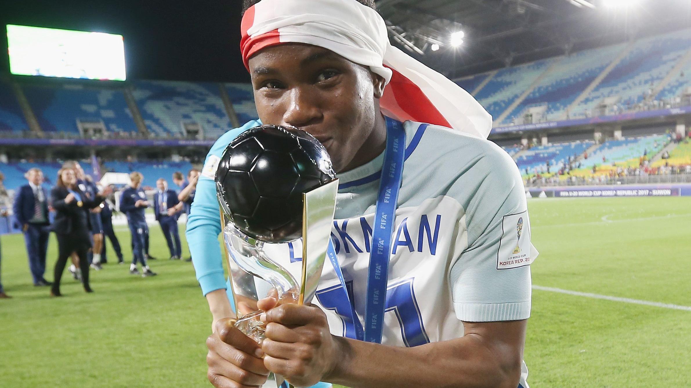 Foto of Ademola Lookman wen im kiss di Under-20 World Cup trophy wen im wear di English flag as bandana