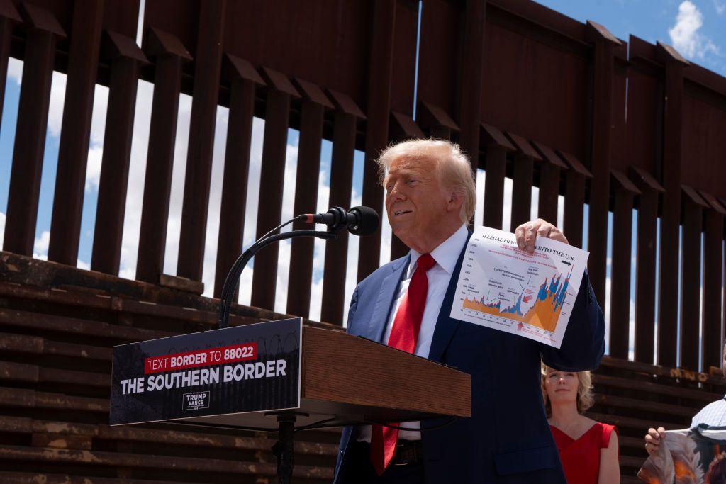 Republican presidential nominee Donald J. Trump deliver speech in front of di US-Mexico border.