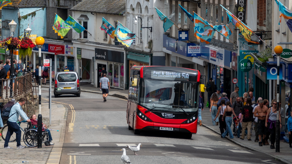 Bus dey drive through Cornwall town 