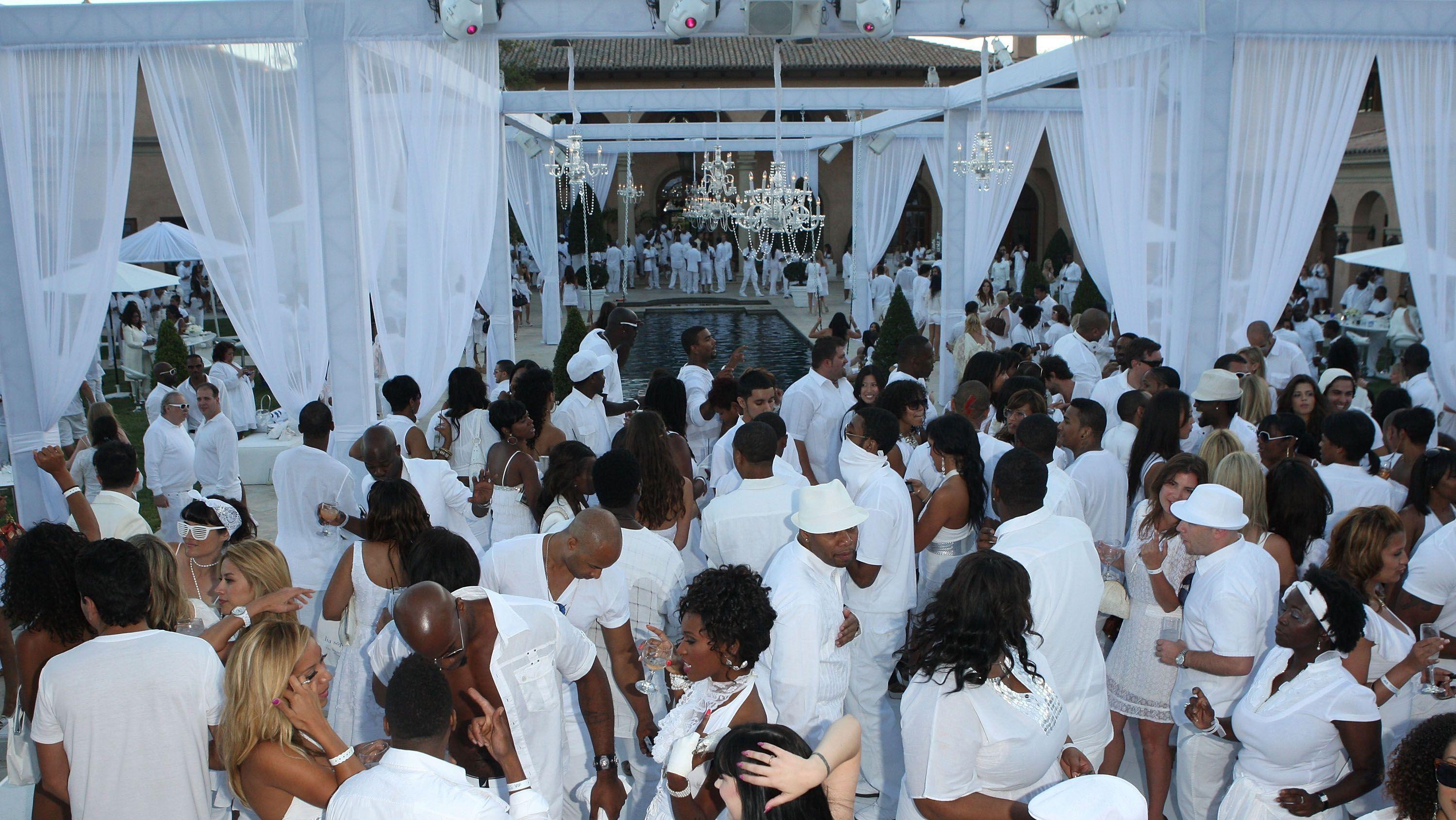 Hundreds of pipo - dey wear  white - and gada around pool and tents wey dem cover white curtains.