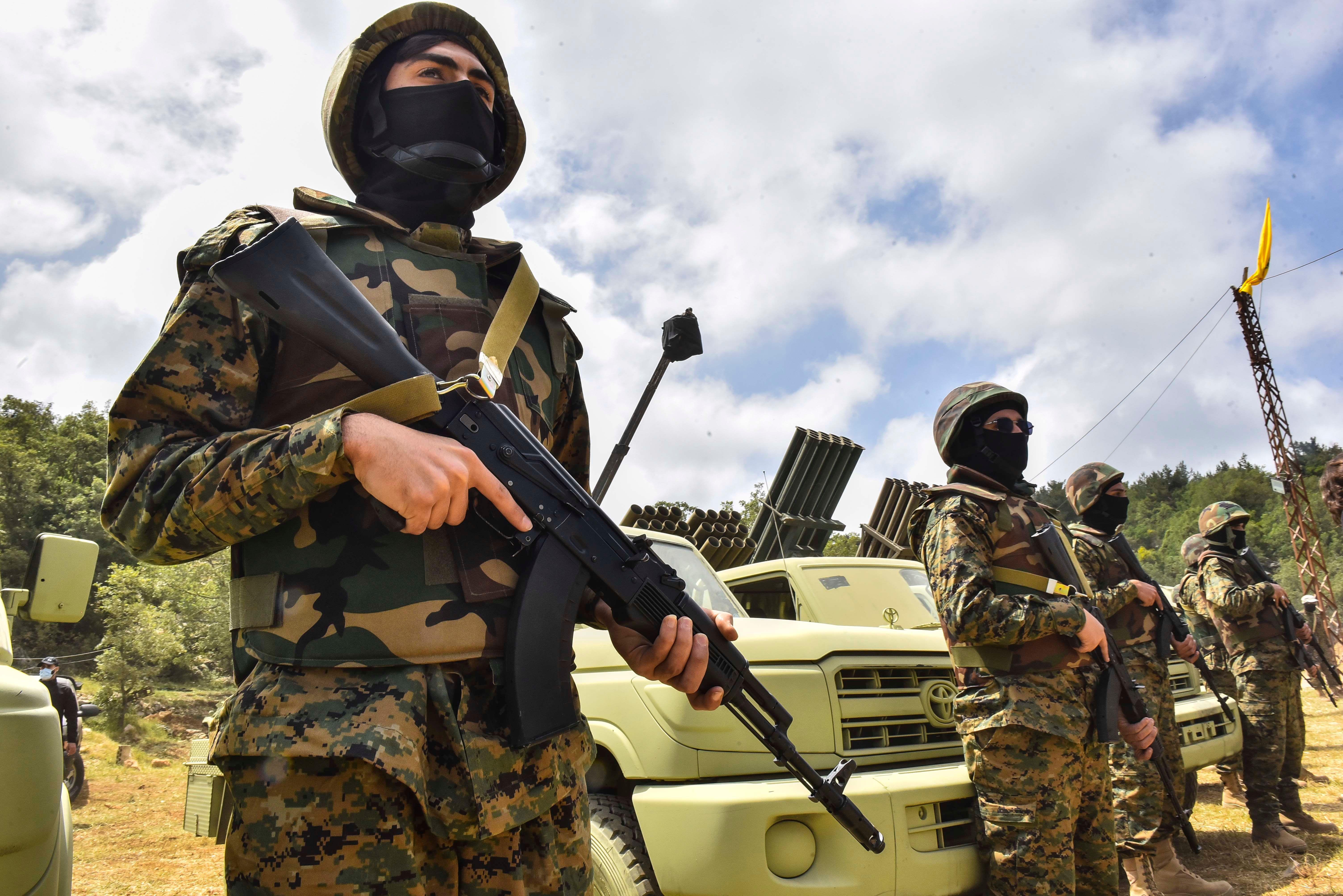 Foto of Hezbollah militia fighters for southern Lebanon, near di border wit Israel