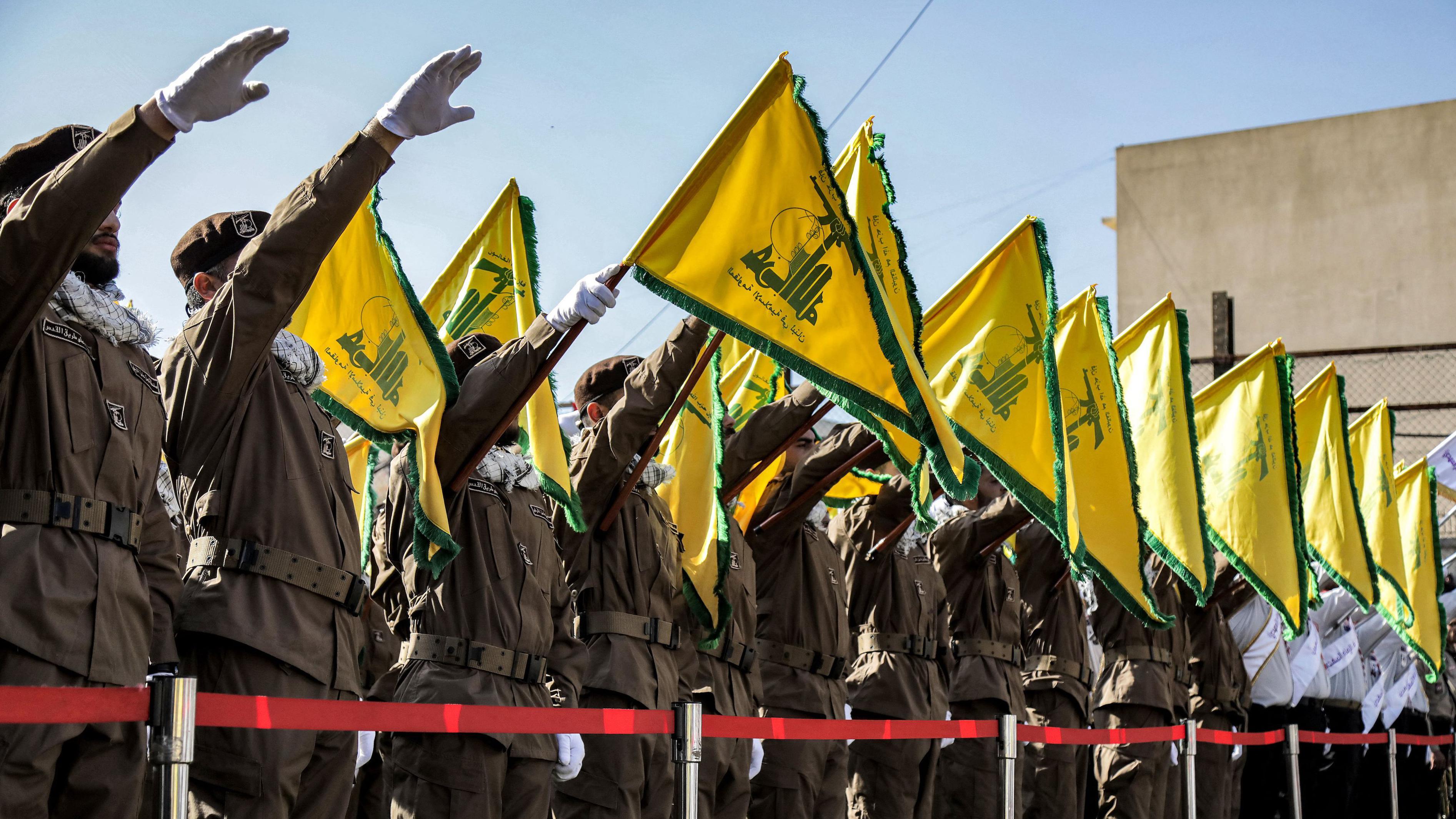 Hezbollah members dey troway salute for di burial of dia members wey die for April 2024 