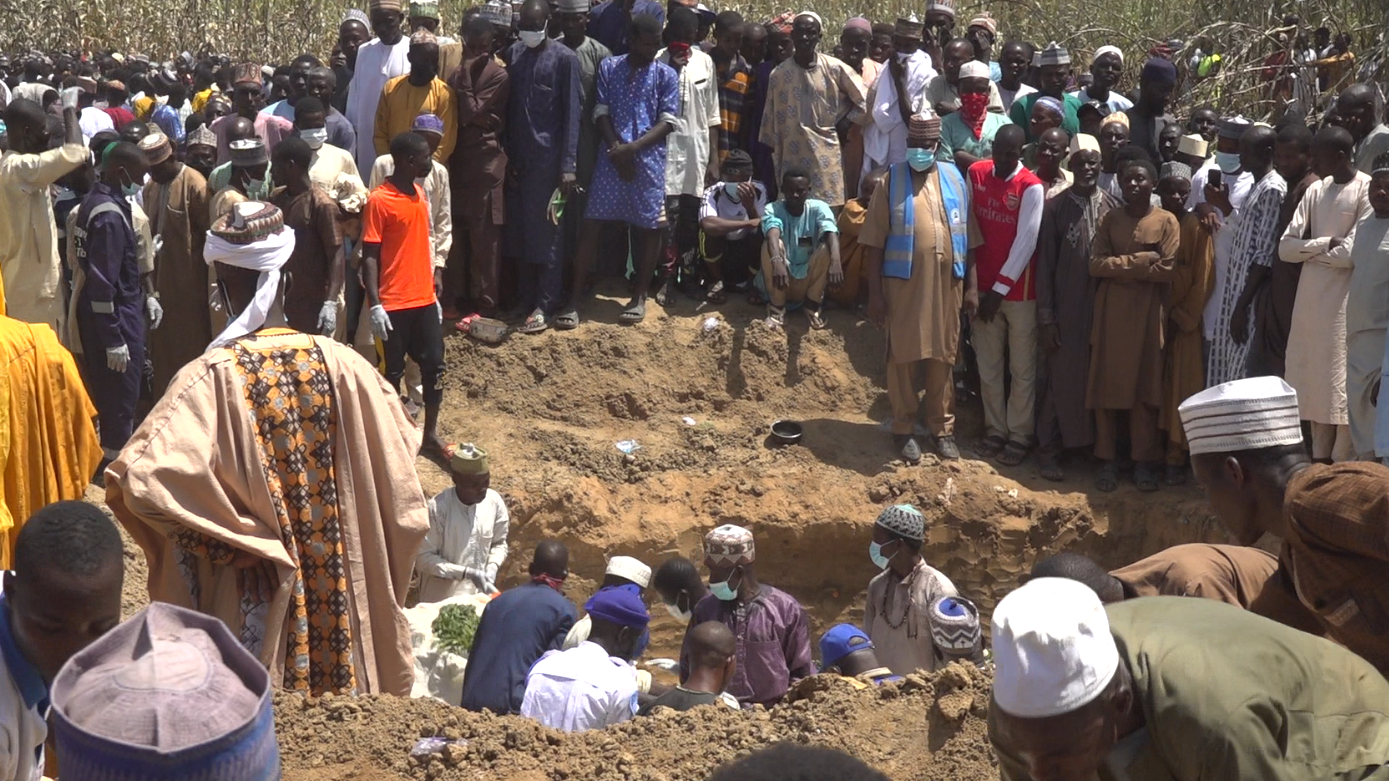 Pipo surround men wey dey bury victims of tanker explosion