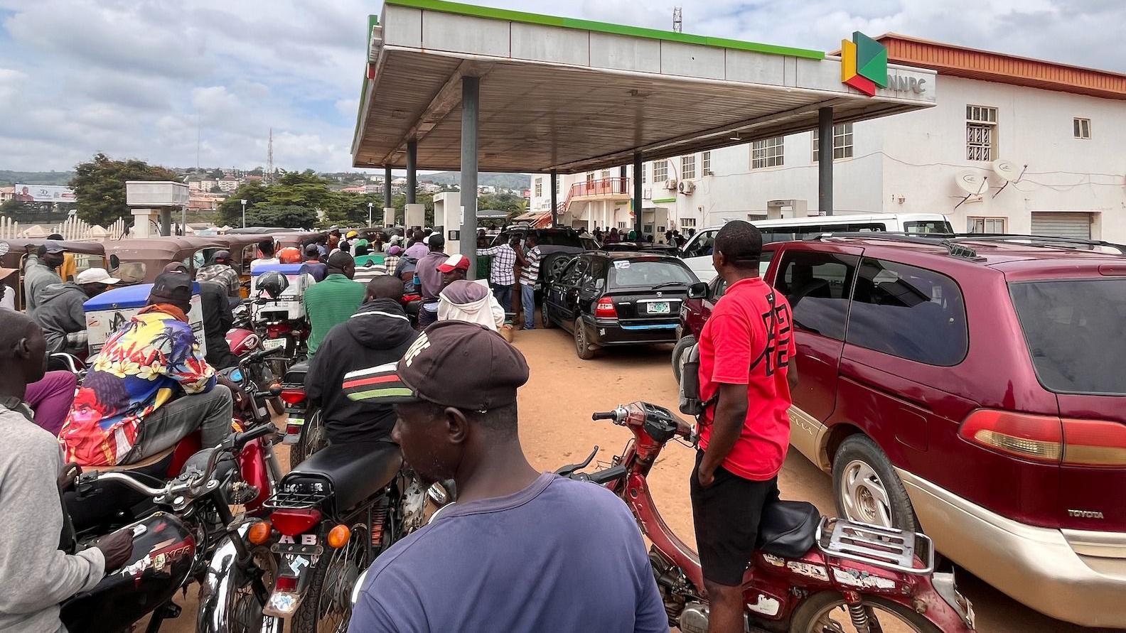 Nigerians dey struggle for fuel