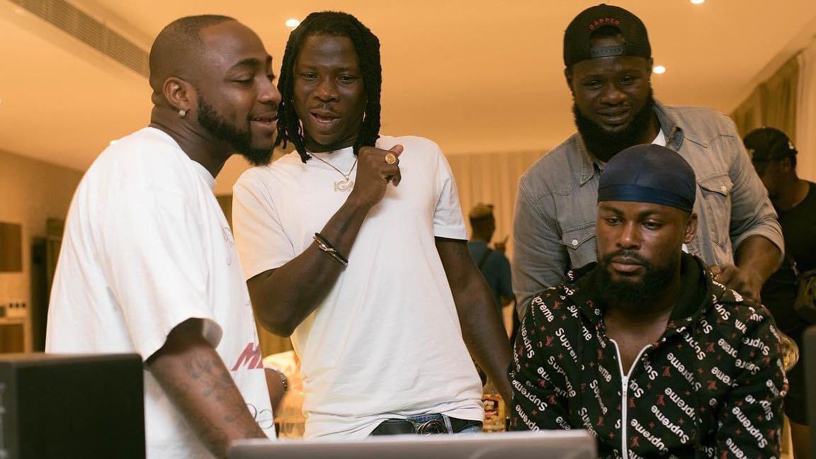 Photo of Stonebwoy and Davido with team members