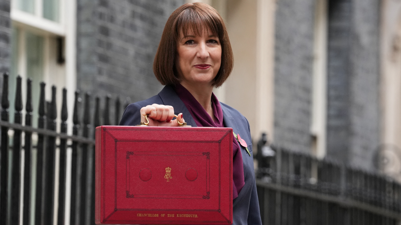 Rachel Reeves as she stand for Downing Street with a ministerial red box wey contain her Budget speech