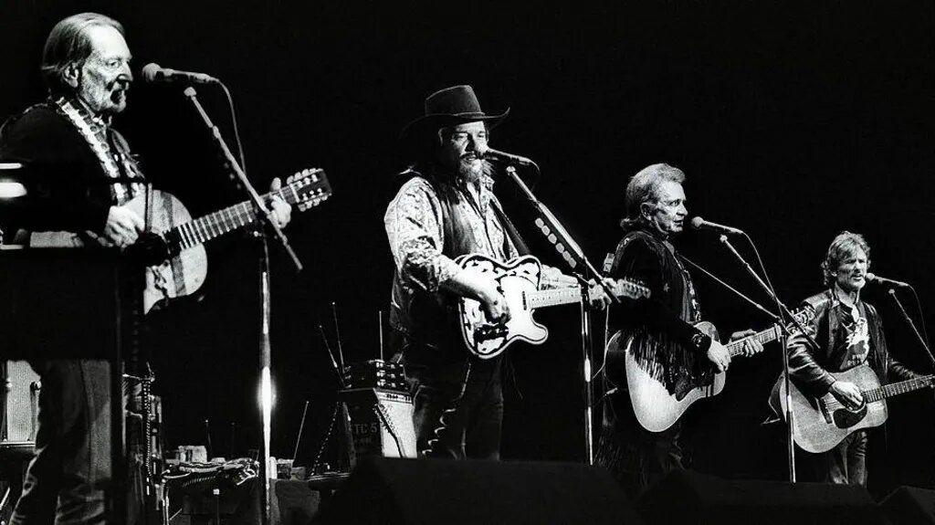 Kristofferson (right) na one of di four members of The Highwaymen wit Willie Nelson, Waylon Jennings and Johnny Cash