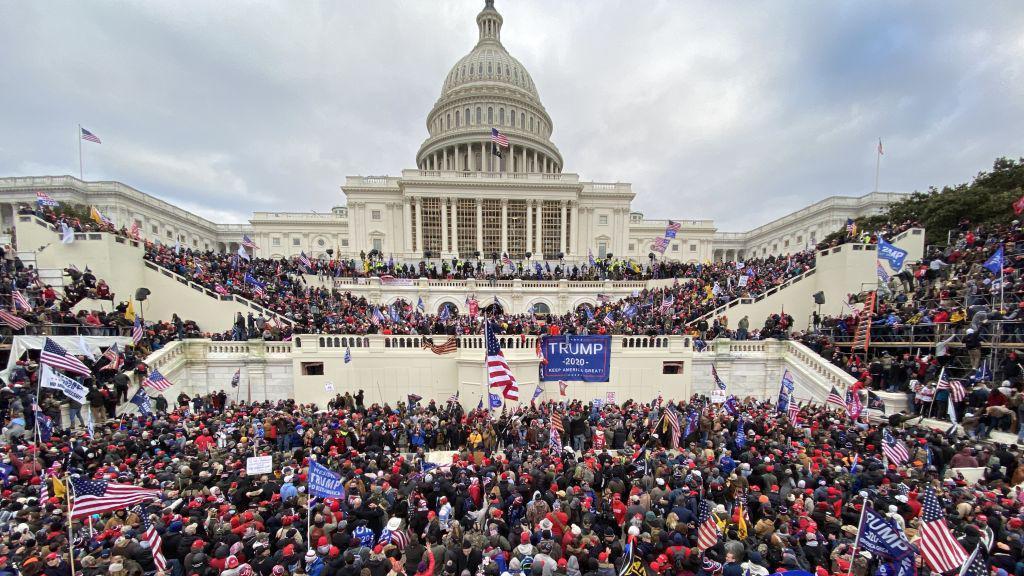 Trump supporters gather outside di US Capitol building on 6 January 2021