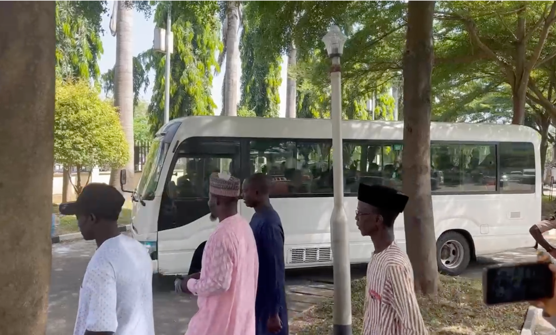 Buses belonging to di ministry of humanitarian affairs carry di defendants comot afta court discharge dem