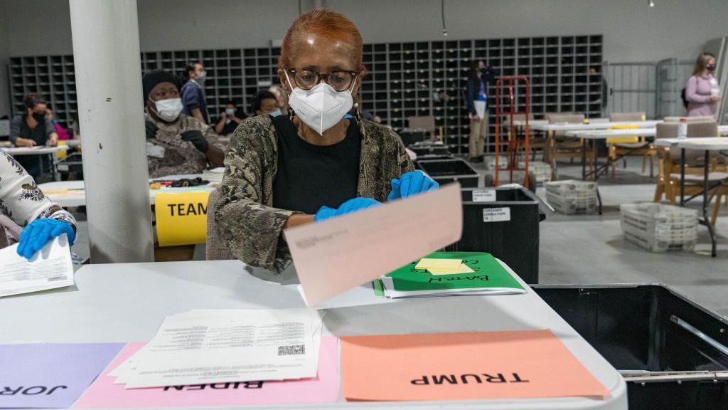 Election worker for Georgia process ballots during di state 2020 recount